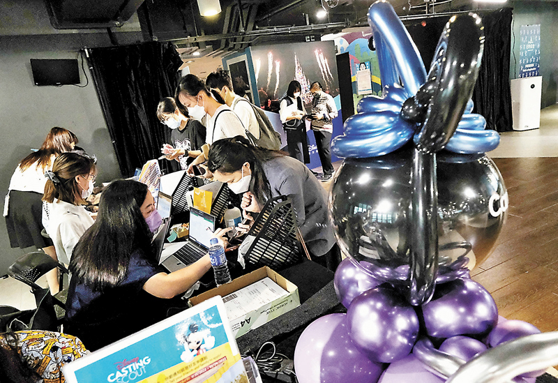 ◆香港迪士尼於昨日舉行招聘會，提供600個職位，包括樂園營運、商品銷售、餐飲服務、酒店管理、娛樂事務、保安服務及技術員等職位。 香港文匯報記者涂穴  攝