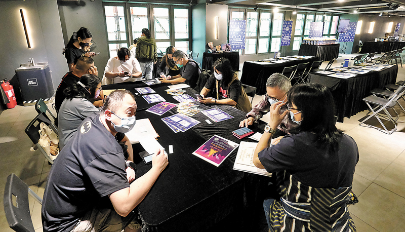 ◆昨日截至下午4時，共吸引逾200人到場應徵。圖為一眾應徵者準備面試。香港文匯報記者涂穴  攝