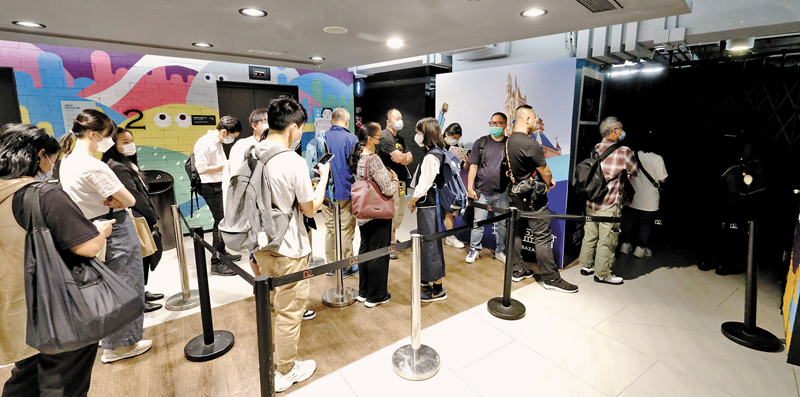 ◆招聘會於荔枝角D2 Place 舉行，會場外出現長人龍。 香港文匯報 記者涂穴  攝