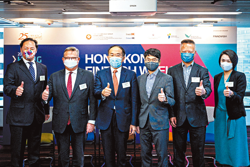 ◆ 左起：投資推廣署金融科技主管梁瀚璟、投資推廣署署長傅仲森、財庫局局長許正宇、金管局金融科技促進辦公室首席金融科技總監周文正、保監局副總監（政策及發展）陳慎雄及證監會中介機構部發牌科總監兼金融科技組主管黃樂欣。