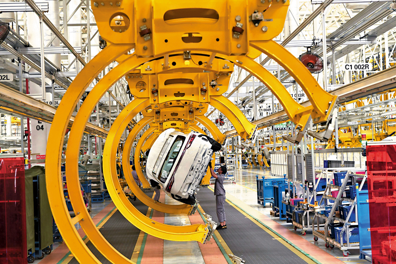 ◆ 中共十八大以來十年間，中國經濟總量從50萬億元人民幣量級躍至114萬億元人民幣。圖為重慶一家新能源汽車智能工廠總裝車間。 資料圖片