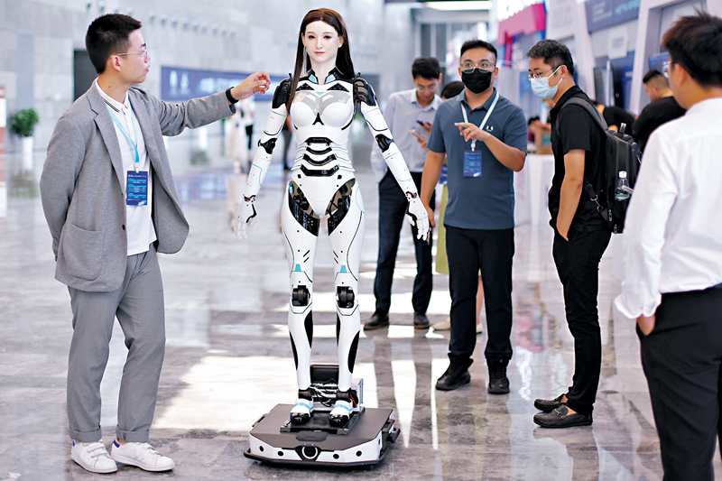 ◆創新成為中國經濟增長的主動力。圖為「美女」機械人於論壇活動亮相。 資料圖片