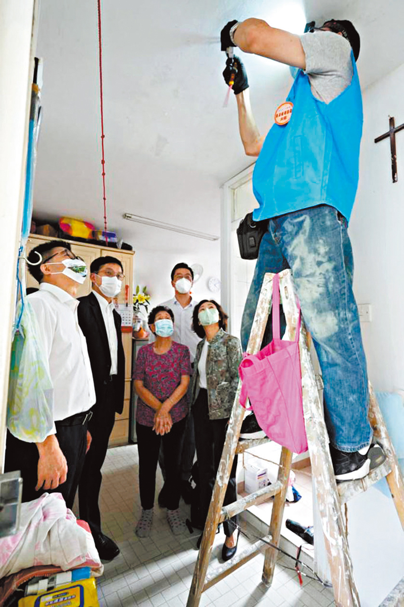 ◆家居維修大使昨日前往秀茂坪邨開展服務，居民感激義工的付出。 團體供圖