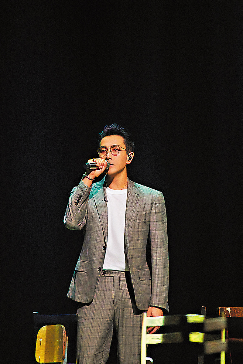 ◆戴眼鏡的劉愷威讓網友驚訝回到「莫紹謙」的狀態。