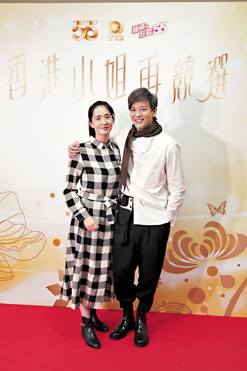 ◆ 陳曉東帶太太參觀電視城。