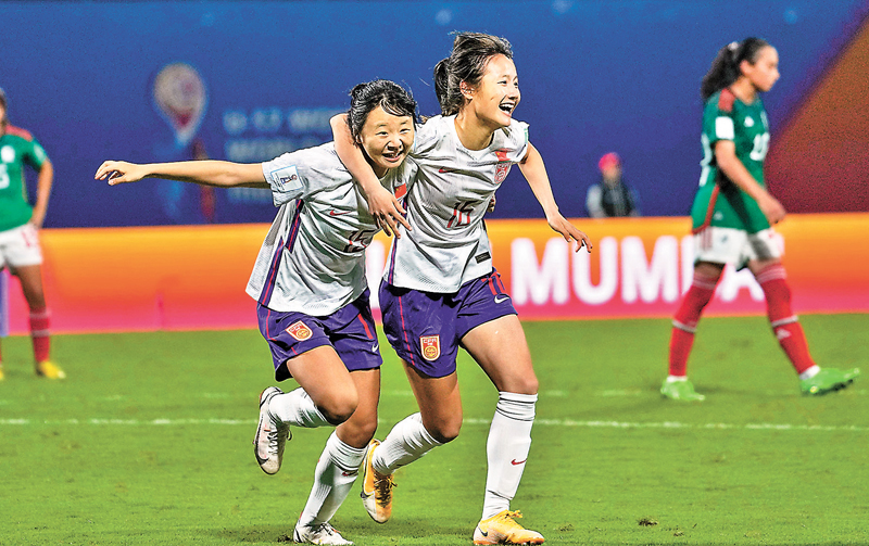 ◆余星悅（左）為中國隊射入奠勝的一球。 美聯社