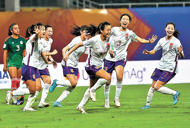 ◆中國隊隊長喬睿琪（右三）主罰12碼命中。 美聯社