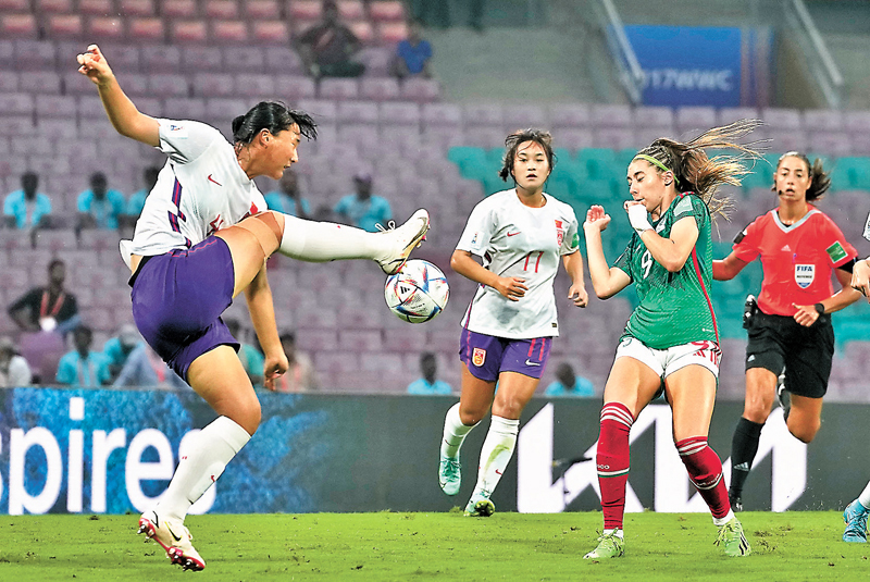 ◆黃嘉欣（左）意圖大力抽射。 美聯社