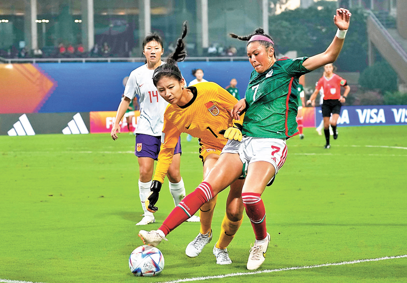 ◆門將劉晨（黃衫）為中國隊守住勝利。 美聯社