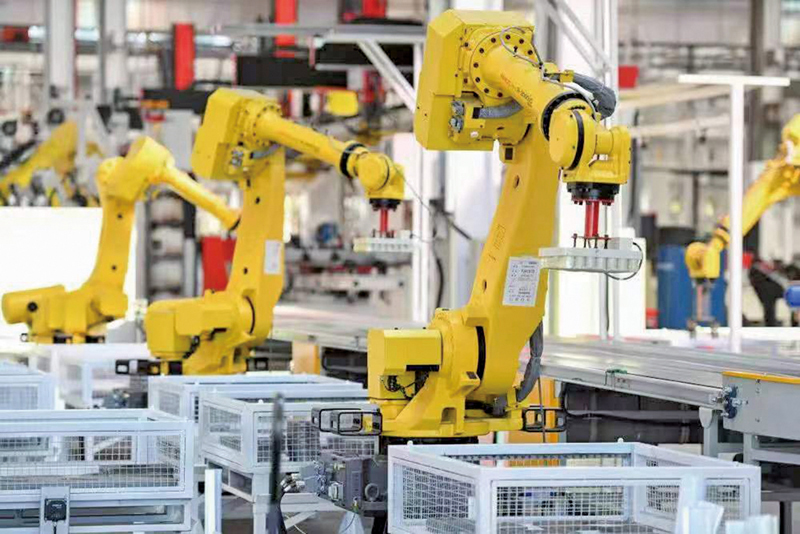 ◆ 三一重工18號「燈塔工廠」工業機器人正在生產。