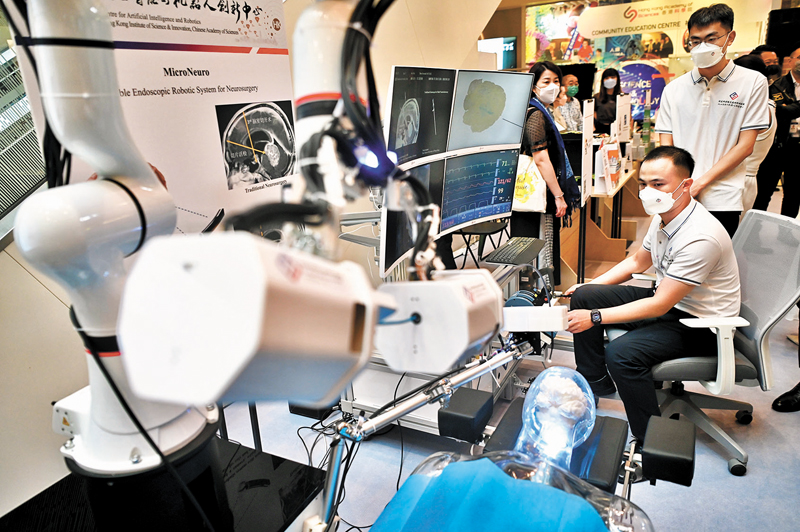 ◆「策略性創科基金」運作模式料將有突破，可能會用於直接投資、投資基金、母基金等等。圖為中科院香港創研院研發的手術機器人系統。  資料圖片