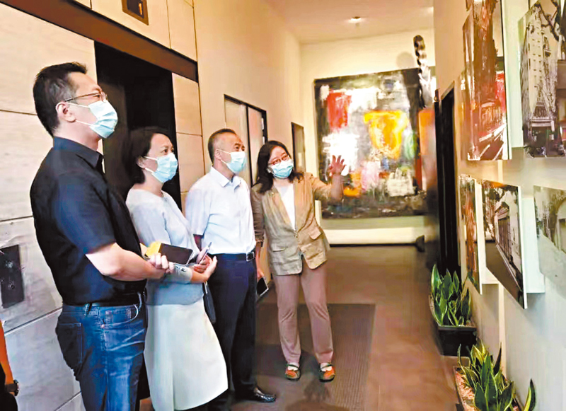 ◆梁露薇（右一）向來訪者介紹武康庭歷史。 受訪者供圖