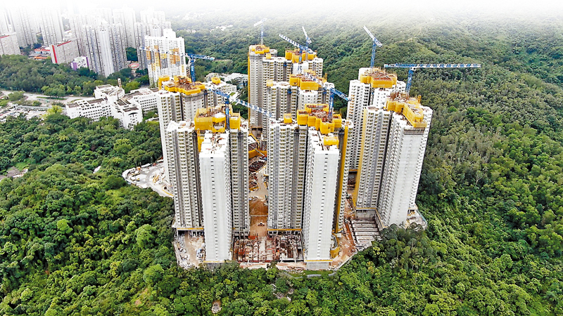 ◆市傳政府或會引入「新版」私人參建公營房屋，由發展商提供用地及負責賣樓，以縮短輪候時間及賣樓速度。圖為興建中的大埔富蝶邨。