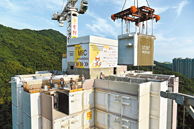 ◆ 工程師學會建議全面使用「組裝合成」建築法興建公屋。圖為使用「組裝合成」興建的將軍澳百勝角消防處紀律部隊宿舍項目。 資料圖片