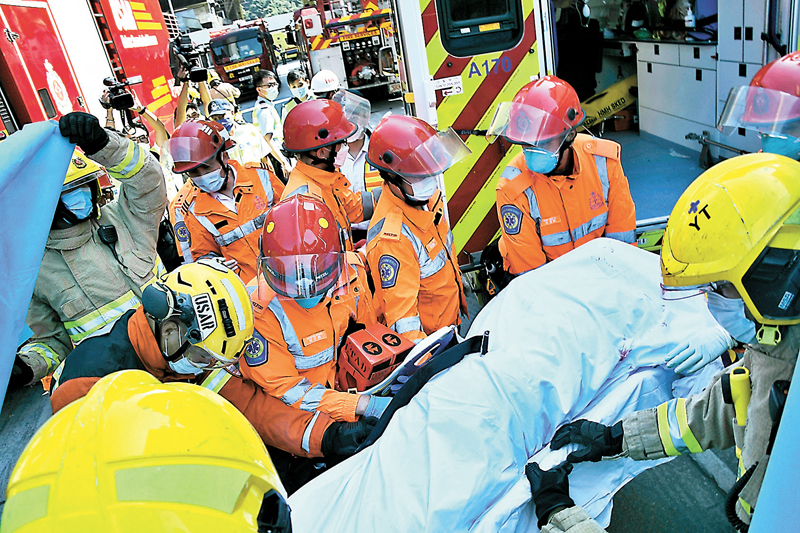 ◆捲入車底工人被救出後證實其當場死亡。香港文匯報記者劉友光 攝