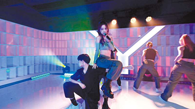 ◆曾琸庭火辣跳唱。