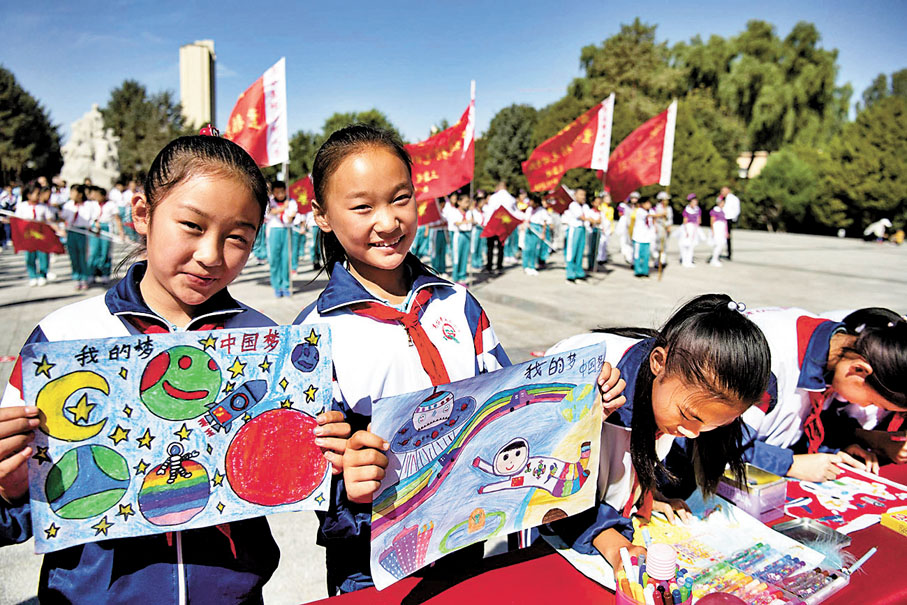◆學生展示她們創作的「中國夢」美術作品。 資料圖片