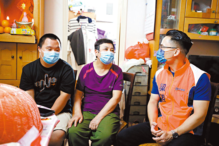 ◆莊太（左二）出現嚴重的心臟病症狀，卻只能「捱」日子、等輪候。左起：琛仔、莊太、梁熙。香港文匯報記者萬霜靈  攝