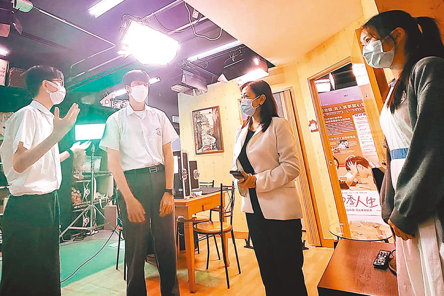 ◆郭玲麗（左三）日前到訪仁濟醫院董之英紀念中學與師生交流。 香港文匯報記者黃子晉  攝