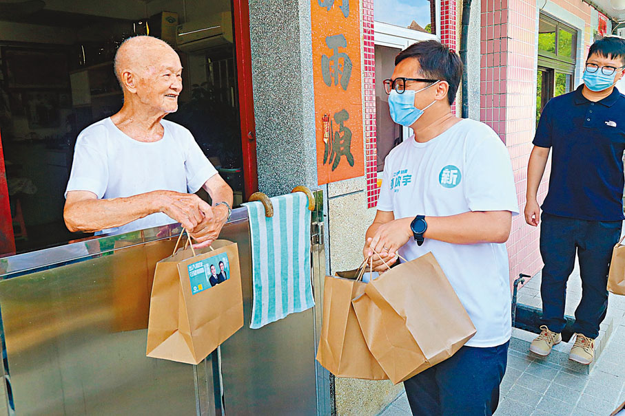 ◆張欣宇早前到沙頭角的塘肚村探訪村民。 香港文匯報記者北山彥  攝