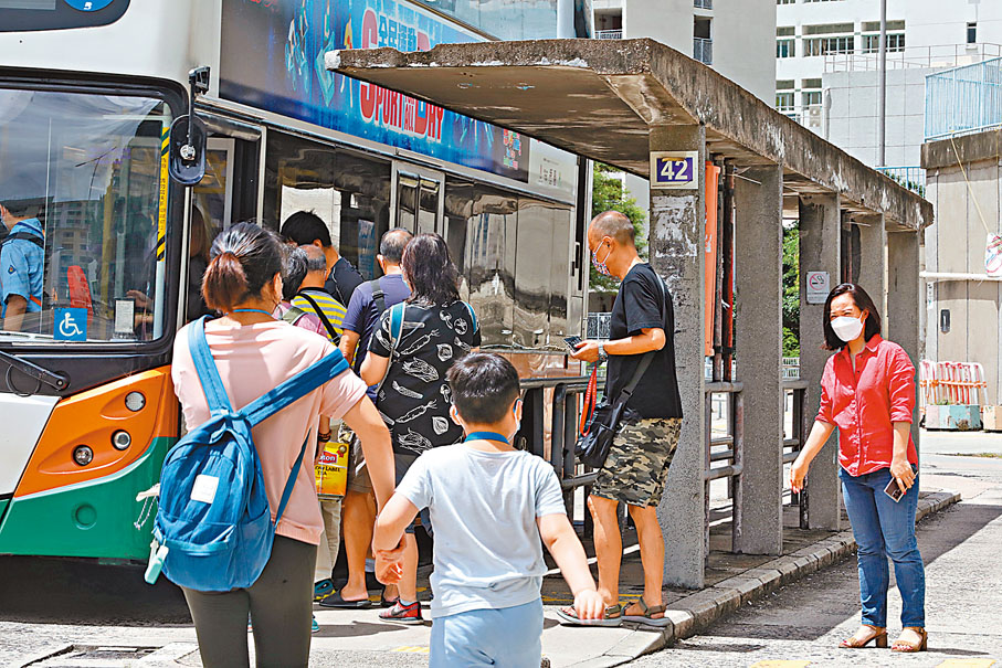 ◆陳家珮落區視察和走訪新巴38號線及42號線的乘客。 香港文匯報記者萬霜靈  攝