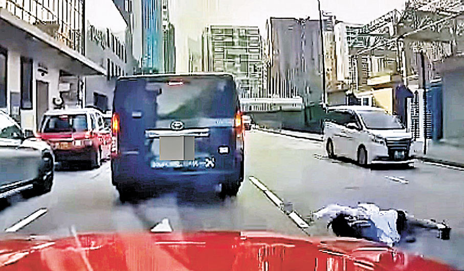 ◆有車CAM拍下兩女學生驚險車禍一刻，其中一人被撞至凌空打轉，觸目驚心。 視頻截圖