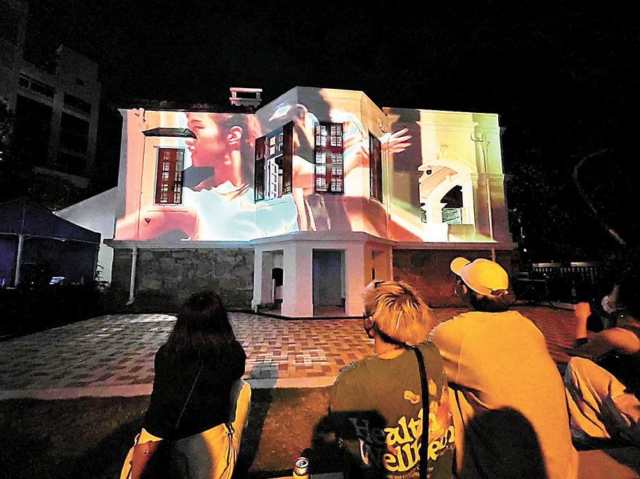 ◆夜空下的小樓化身光影裝置。 攝影：尉瑋