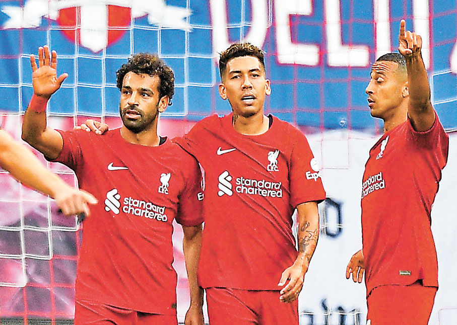 ◆ 沙拿（左）與法明奴（中）是利物浦現時陣中狀態最可信賴的球員。 路透社