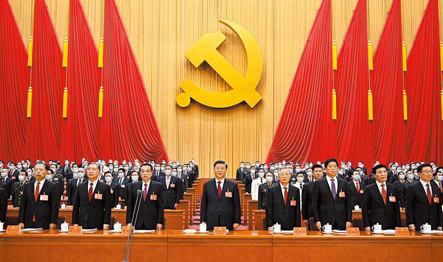 ◆10月16日，中共二十大開幕。圖為習近平、李克強、栗戰書、汪洋、王滬寧、趙樂際、韓正、胡錦濤在主席台上。 新華社