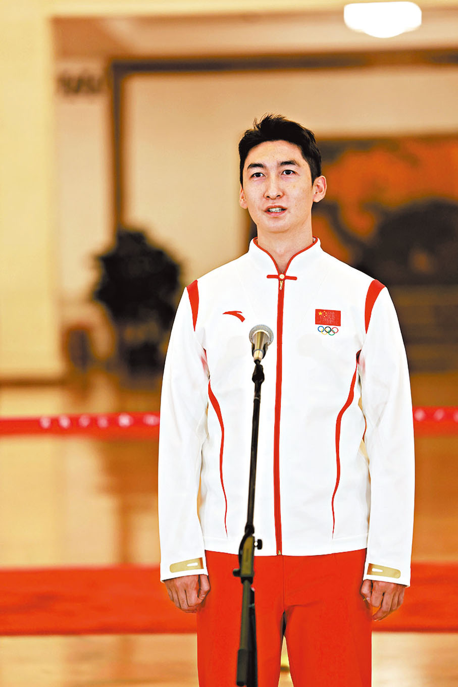 ◆  開幕會前，武大靖代表接受採訪。 新華社