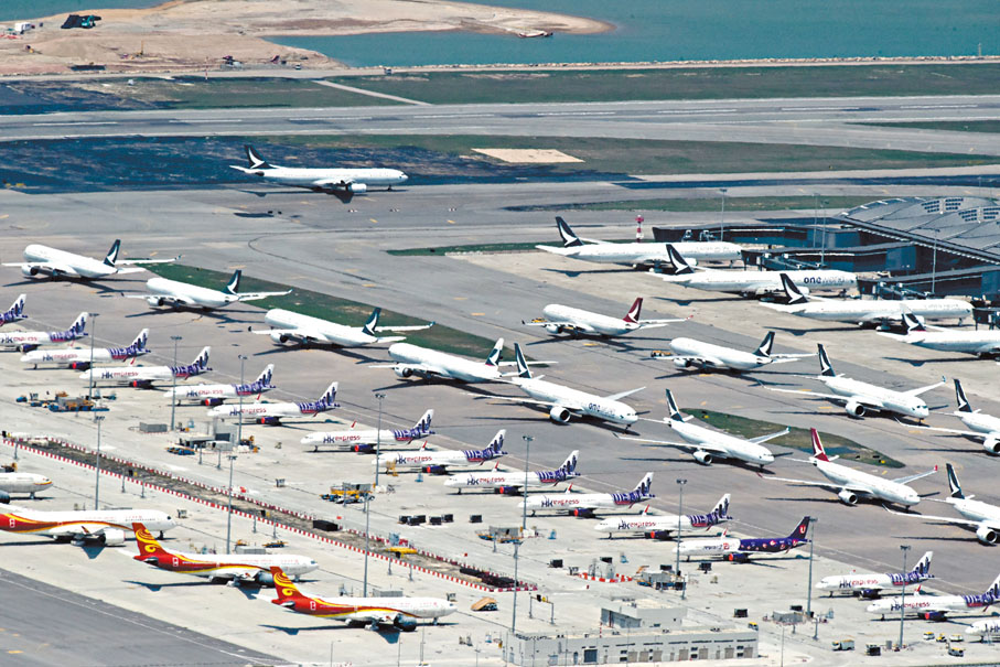◆香港國際機場上月機場客運量達52.5萬人次，較去年同期上升逾1.3倍。圖為香港國際機場停機坪及跑道。 資料圖片