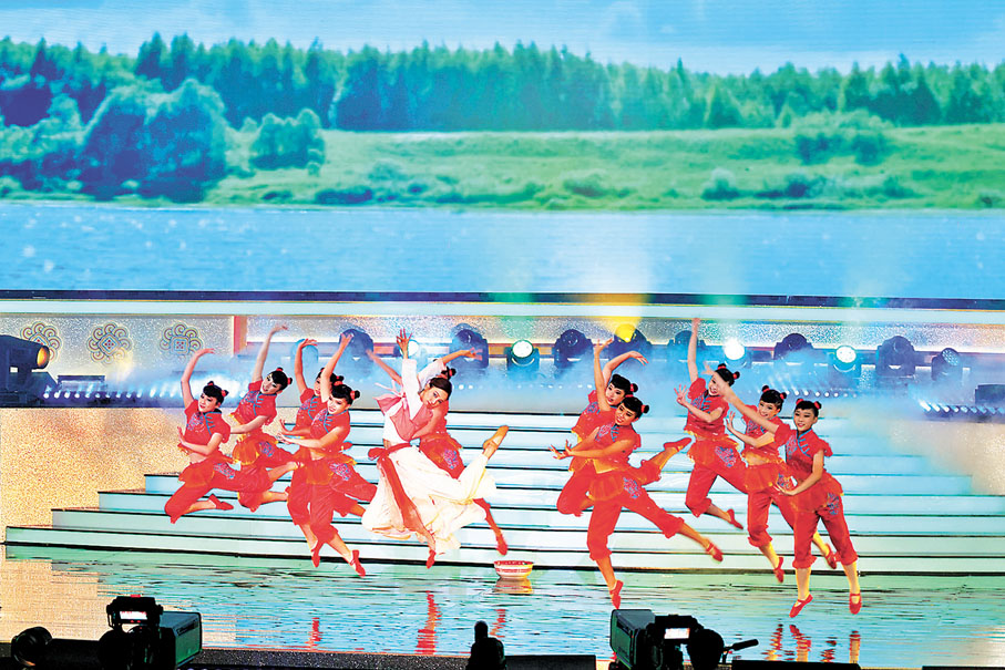 ◆有立法會議員表示，香港需要一個清晰的文化發展藍圖，建立完整的行業生態。圖為早前國慶文藝晚會的表演。 資料圖片