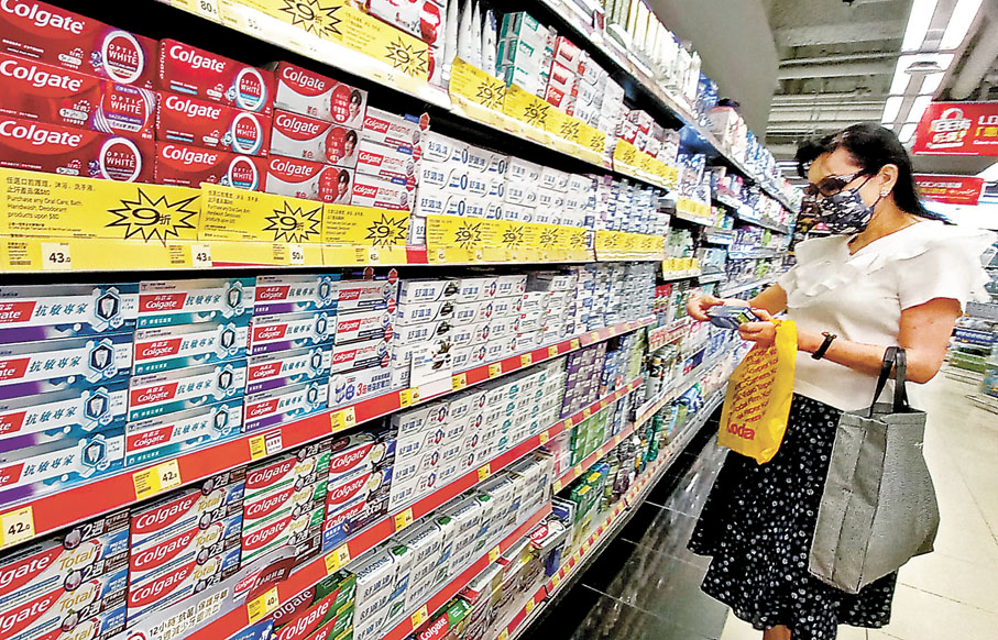 ◆消委會發現3款兒童牙膏酸鹼值太低，有機會令牙齒的琺瑯質被溶解，加上牙刷摩擦牙齒，或會令牙齒磨蝕。 香港文匯報記者郭木又  攝