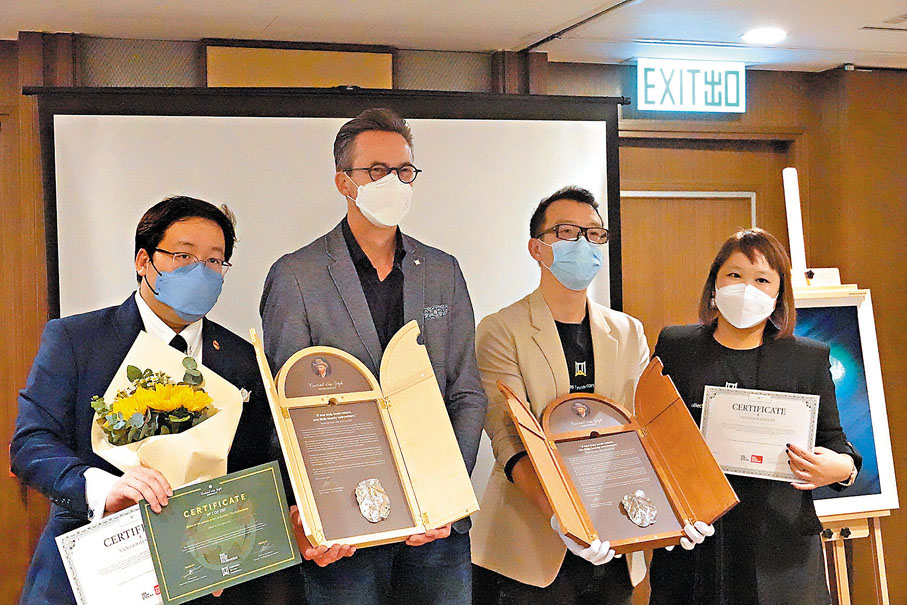 ◆右起：Appreciator.io聯合創辦人及行政總裁張得欣、梵高VG39系列聯合策劃人及創意總監Adam Chen、梵高V39系列首席策劃人及主創藝術家Tomas Snels。