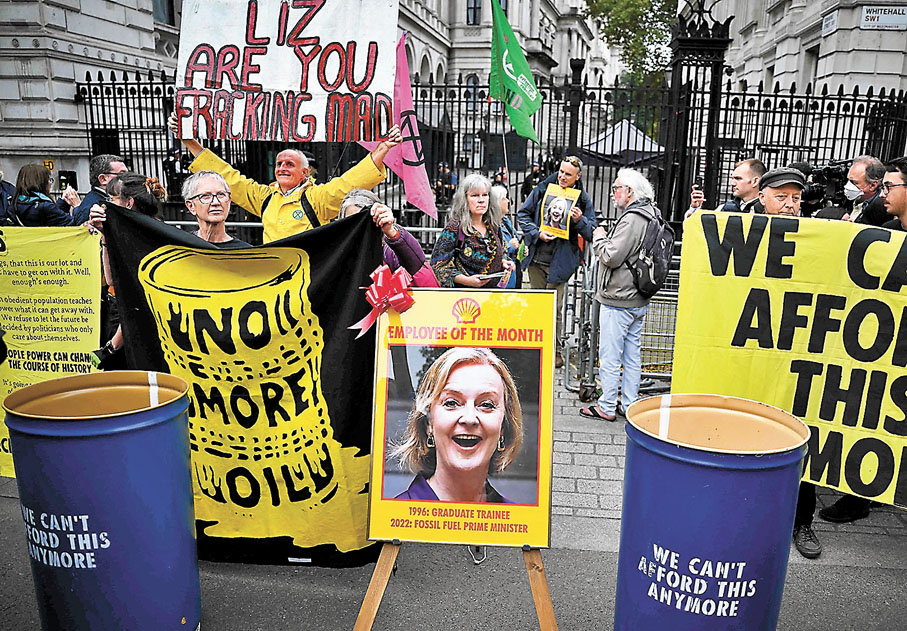 ◆民調顯示一旦英國再舉行大選，保守黨將會大敗。圖為民眾抗議特拉斯。 法新社