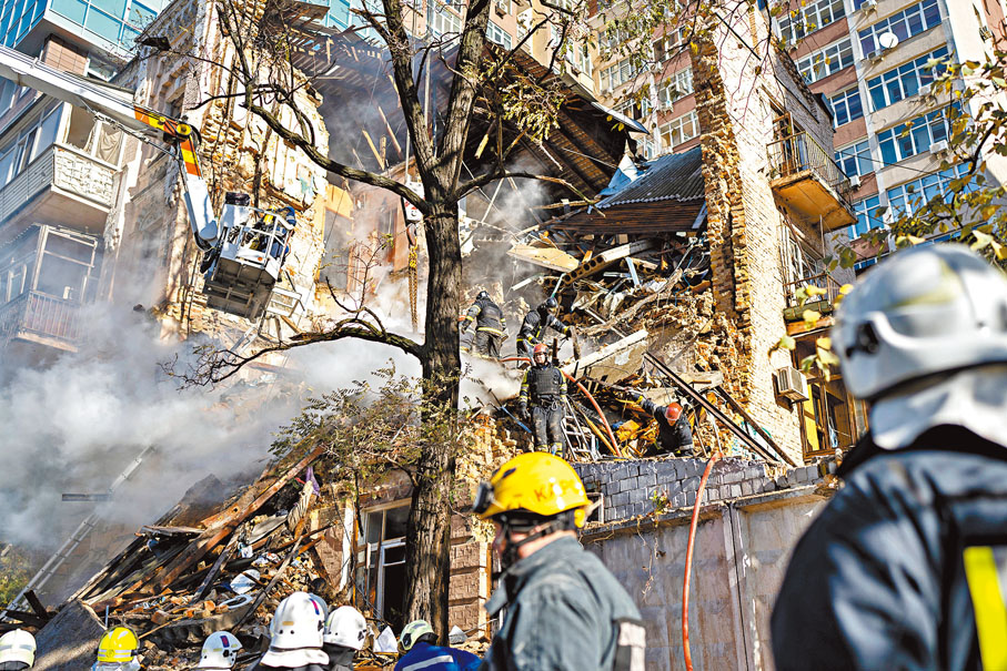 ◆消防員在遇襲現場進行搜救。 美聯社