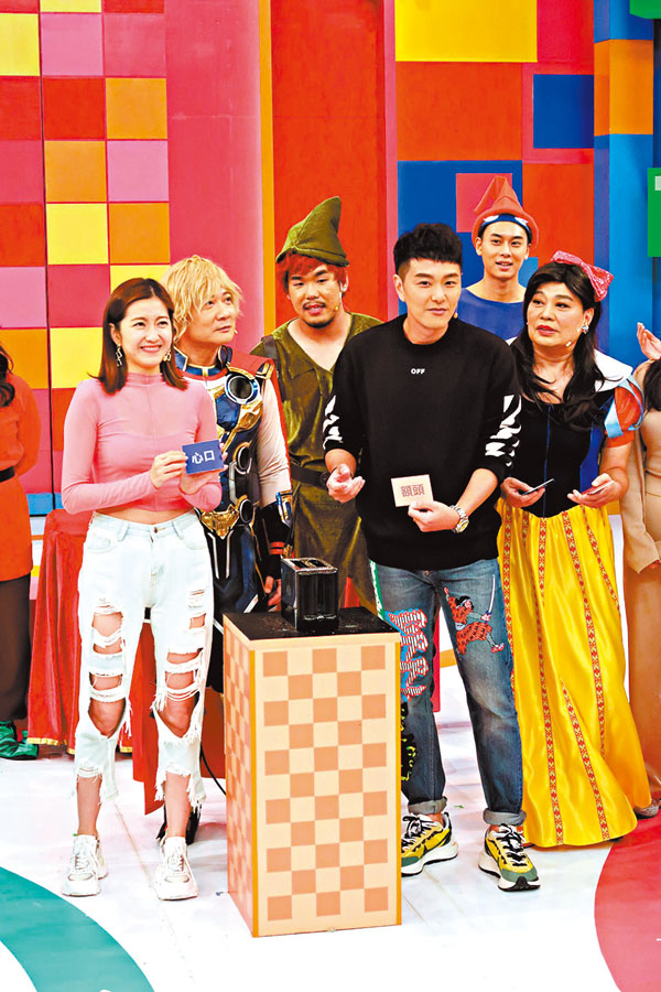 ◆ 陳自瑤（左一）與蕭正楠（左四）亮相《獎門人》節目。