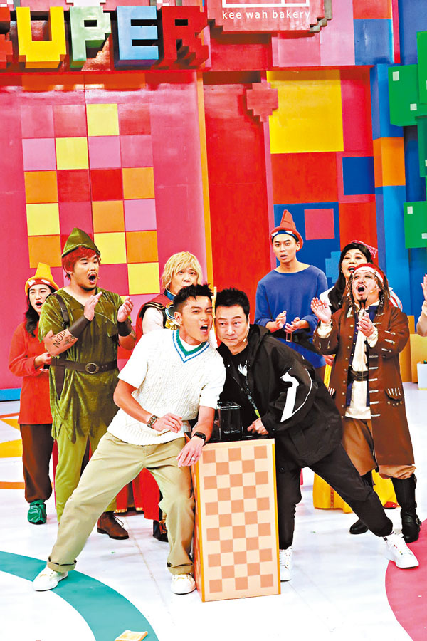 ◆ 黎耀祥（右）跟黃浩然一起玩遊戲。