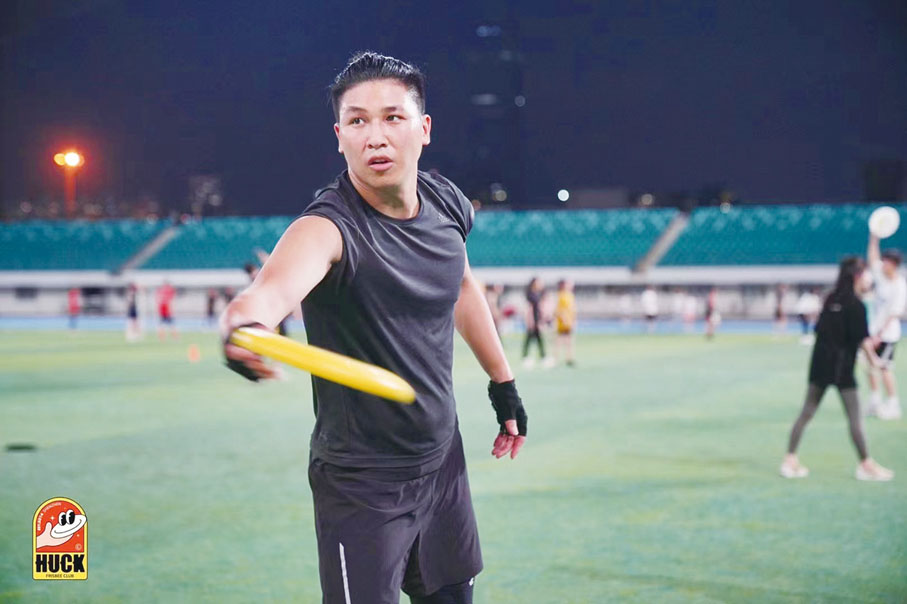 ◆ 港青蔡友翔周末喜歡在福田海濱生態體育公園玩飛盤。