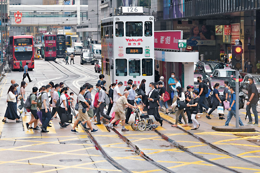 ◆ 中環街頭人來人往，當中不乏為香港打拚的人才。 資料圖片