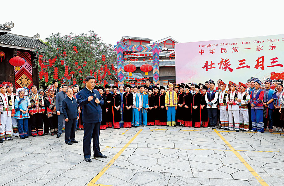 ◆2021年4月25日至27日，中共中央總書記、國家主席、中央軍委主席習近平在廣西考察。這是27日上午，習近平在南寧市廣西民族博物館外，同參加三月三「歌圩節」民族文化活動的各族群眾親切交流。 資料圖片