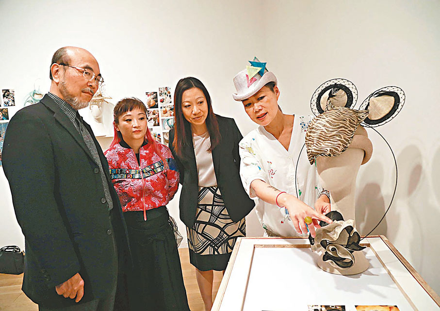 ◆羅可欣（左二）在倫敦工藝周香港設計展覽中聽取設計師介紹作品。