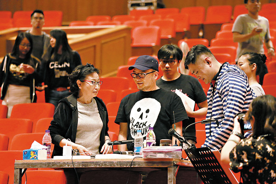 ◆早前何冀平（左一）為其編劇的舞台劇《德齡與慈禧》公演前親自入場調試。