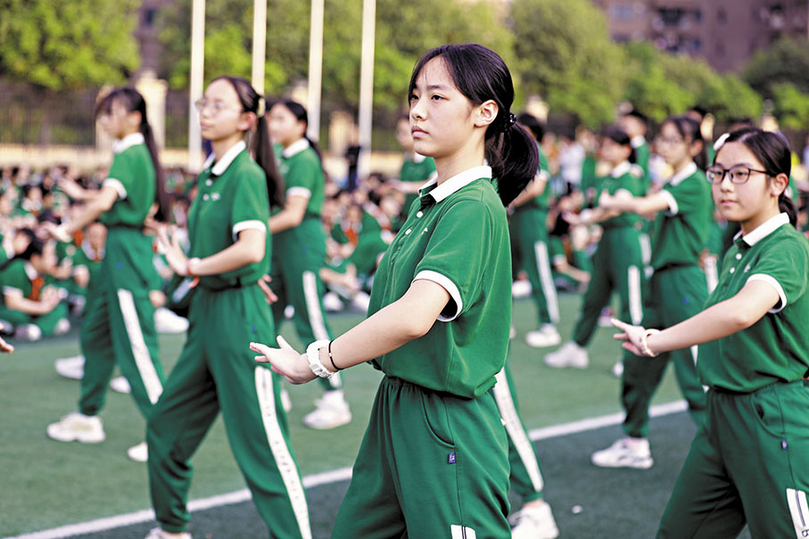 ◆內地學校創新探索人才教育，培養學生全面發展。圖為佛山市拔萃實驗學校的廣播體操融入了功夫、粵劇等傳統文化。 受訪者供圖