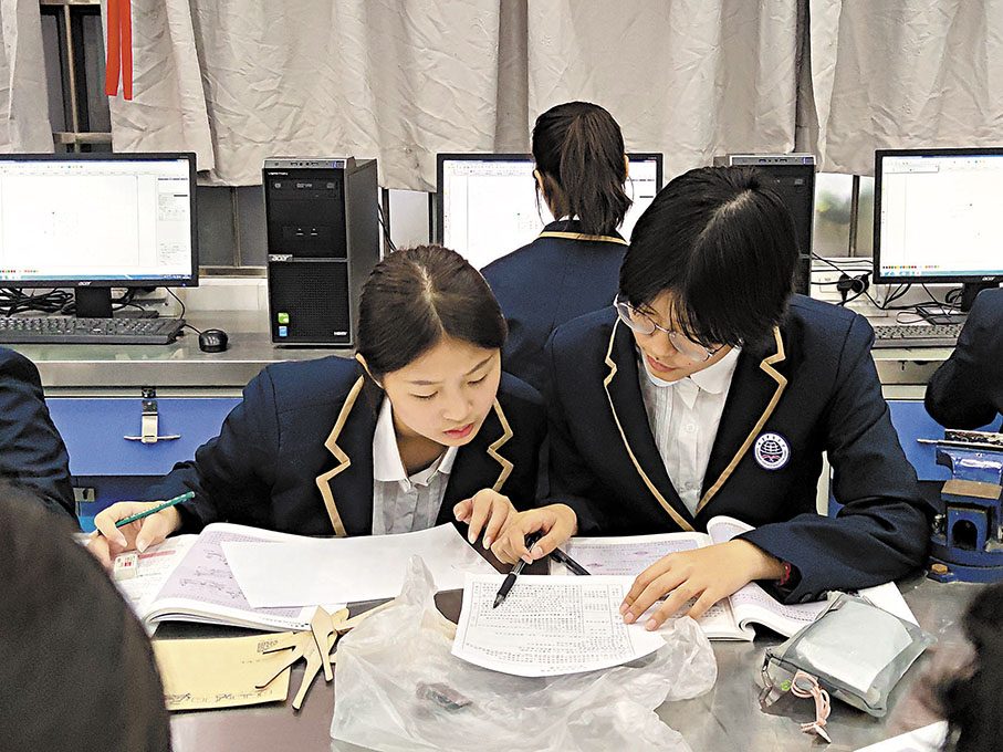 ◆廣東華僑中學港澳子弟班的學生在交流。 香港文匯報記者盧靜怡  攝