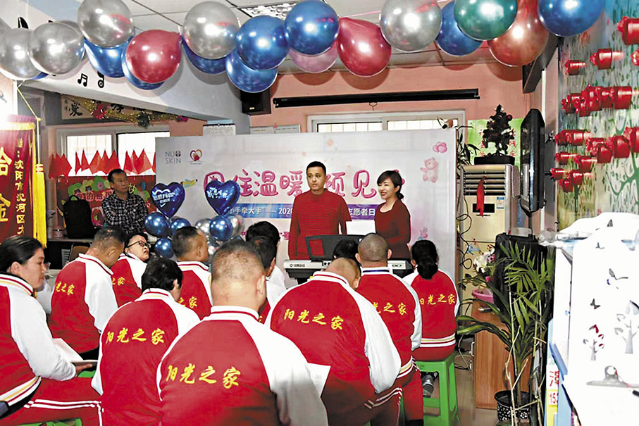 ◆李璐（後排右一）在瀋陽「陽光之家」為自閉症兒童上公益音樂康復課。 受訪者供圖