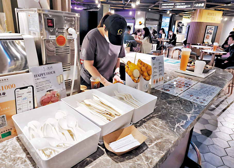 ◆政府擬明年第四季起禁食肆提供膠餐具，若法案如期通過，屆時食肆將不再向堂食和外賣顧客提供發泡膠餐具。圖為食肆擺放膠餐具供予顧客。香港文匯報記者曾興偉  攝