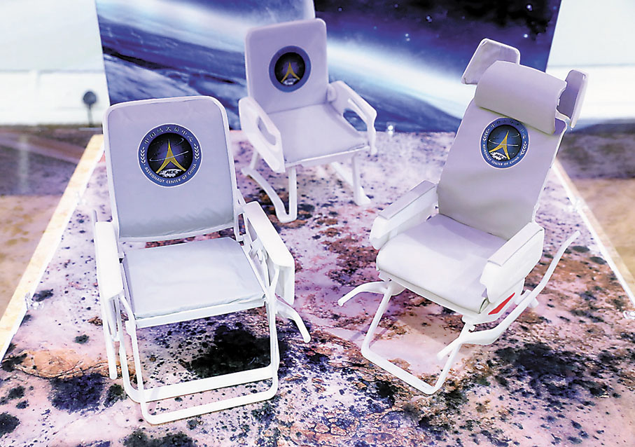 「神椅」三代模型秦萊茵設計的三代航天員護航椅模型。右為最新的第三代，左為第二代，中為第一代。香港文匯報記者郭木又  攝