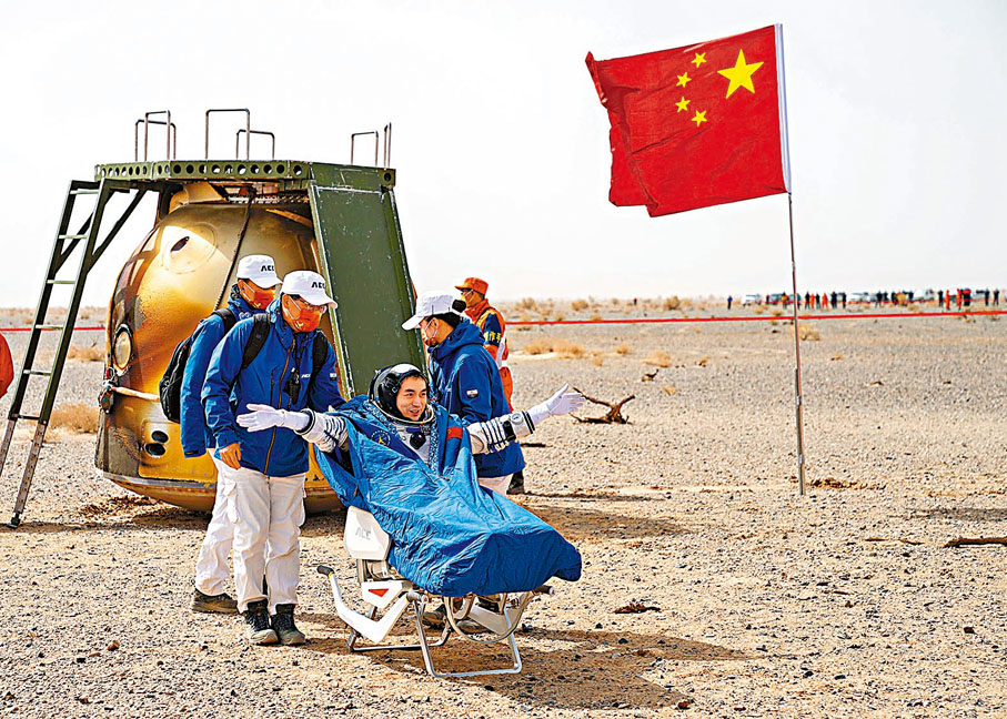 秦4月16日，神舟十三號載人飛船返回艙在東風着陸場成功着陸。圖為工作人員「抬走」航天員。資料圖片