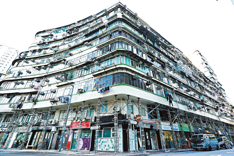 ◆大角咀富貴大廈的居民每日生活在石屎天花隨時掉落危及生命的陰霾下。 資料圖片